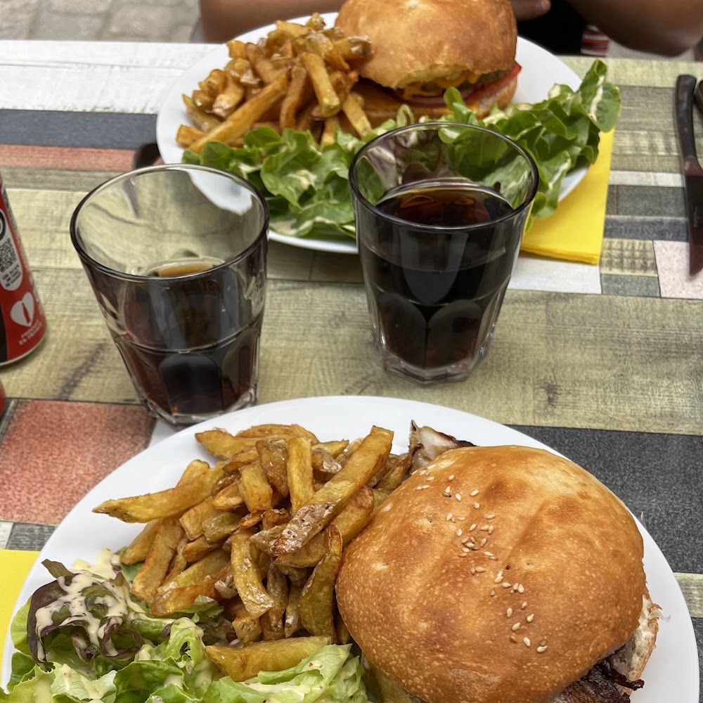 Burgers et frites maison servis au Carnot